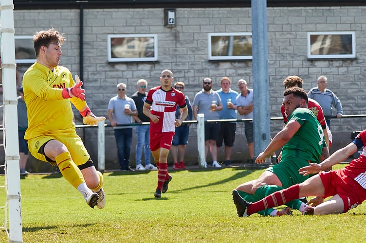 Welton Rovers v Radstock Town.