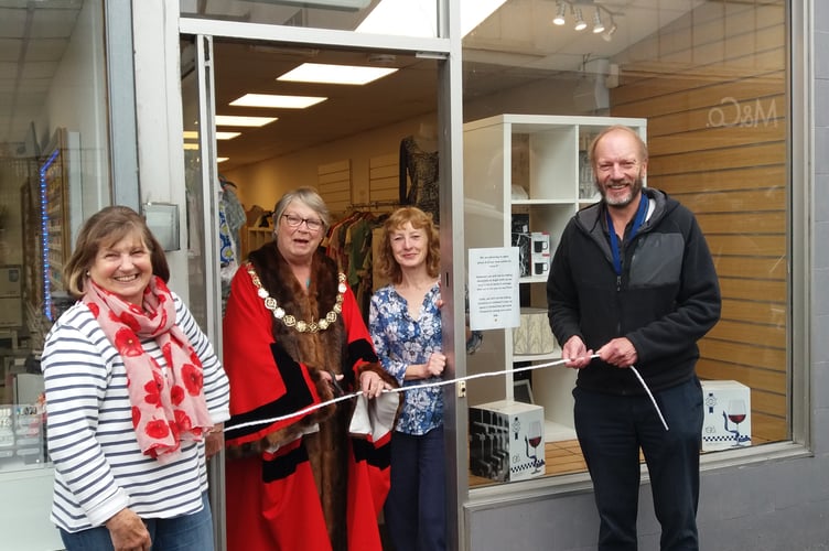 Mayor Lynda Robertson with Chair of PEOPLE Paul Kendall, Judith Stanford (volunteer for seventeen years) and Dr Jenny Clifford CEO.