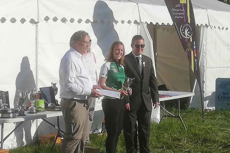 Sophie Young (middle) receives Senior County Champions Trophy from Tournament organiser John Bennett (left) and Lord Paramount Chris Hole (right). 
