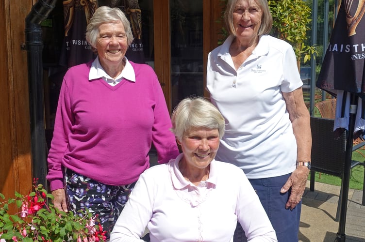 Winners of the Val Stringer Competition were Sonia 
Probert, Anne Carpenter and Loes de Kleuver (sitting).