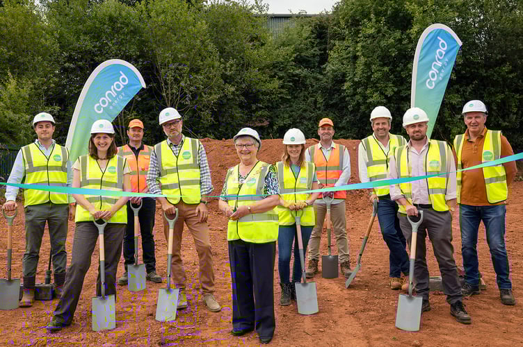 Mayor of Midsomer Norton, Councillor Lynda Robertson, cuts 
the ribbon to officially begin construction on Conrad Energy’s battery site.  