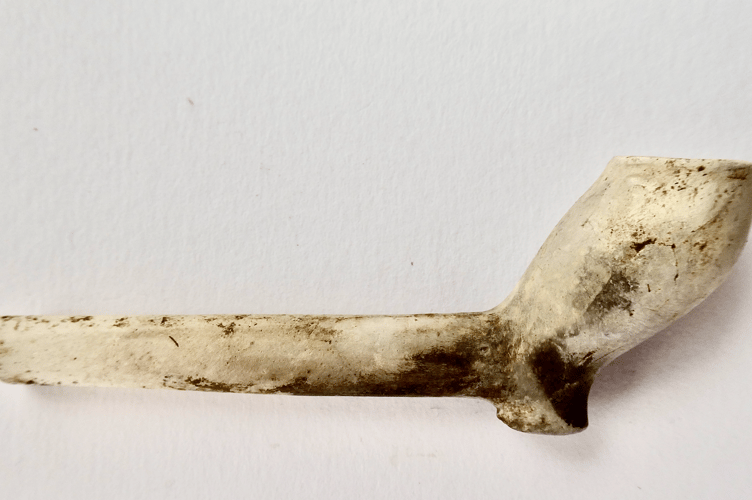 Clay-pipe bearing the name of Thomas Whittock (spelled as Whitoak on this example). 
