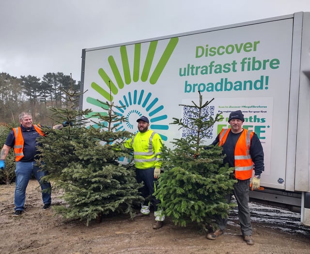 Jurassic Fibre supports Hospiscare with Christmas tree recycle scheme