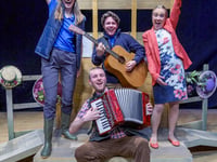 Mikron Theatre soars into Bath with “Twitchers"