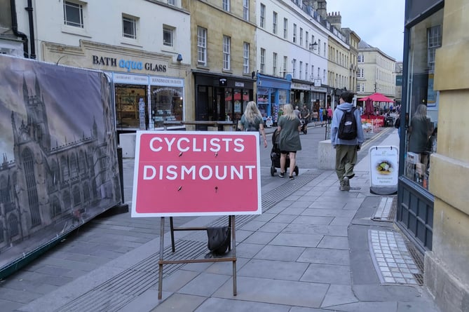 Cyclists dismount sign cheap street bath