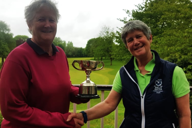 Phil Gowen, Ladies Captain, congratulates Erica Klim on winning the Palmer Cup.