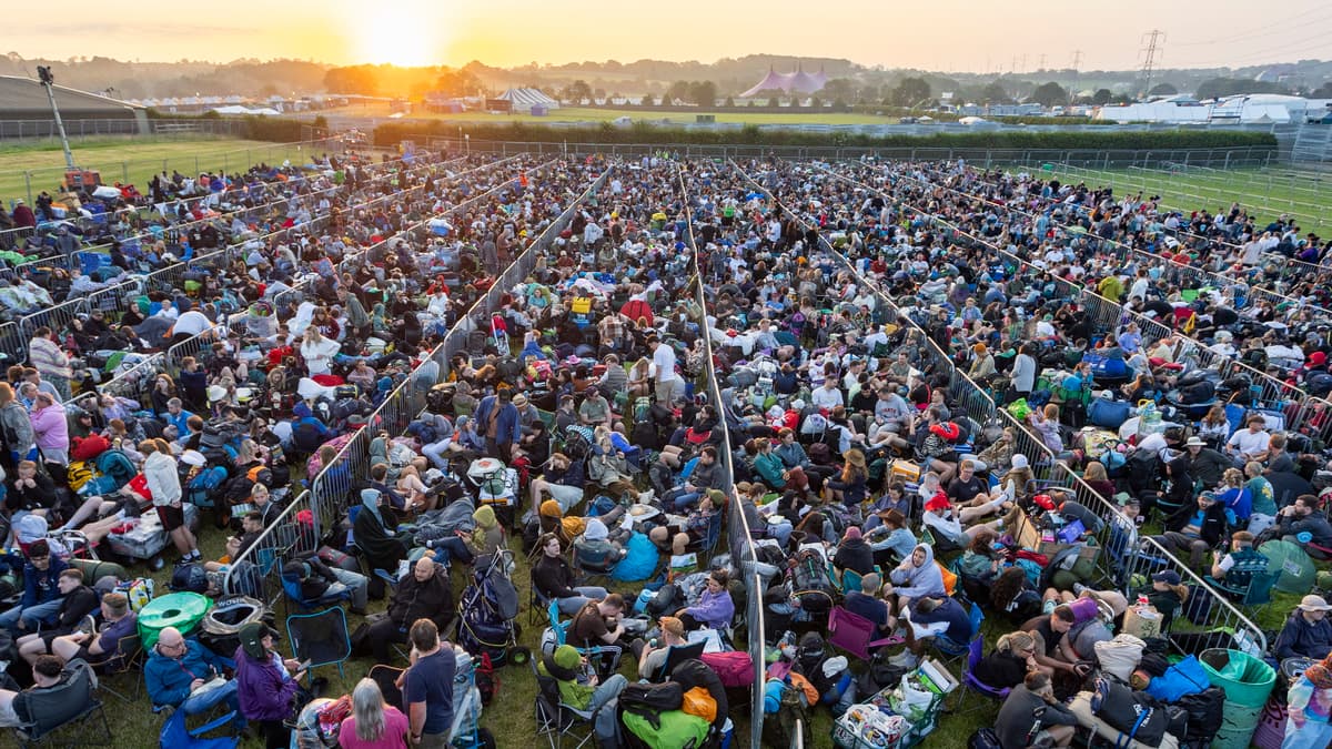 Pictures show scale of queues on opening day of Glastonbury Festival ...