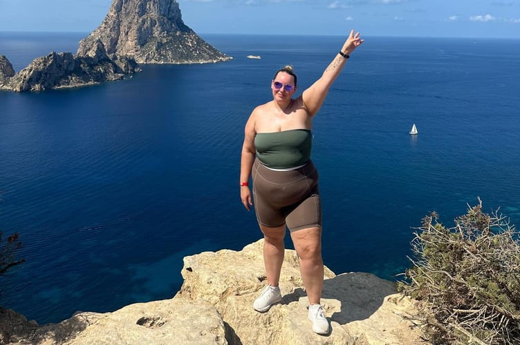 Rhiannon Dudzik says she receives weight based comments telling her âto go to the gymâ despite being a a fitness instructor. Meet the plus size fitness instructor who says strangers online goad her to "go to the gym" because of her size 20 frame. Rhiannon Dudzik, 34, has had an on-and-off relationship with the gym for as long as she can remember. In 2018, she was asked to be a bridesmaid for her friend's wedding which motivated her to lose three stone. Rhiannon soon put the weight on again and wanted to learn how to lose weight "sustainably" so she trained to become a part-time fitness instructor.