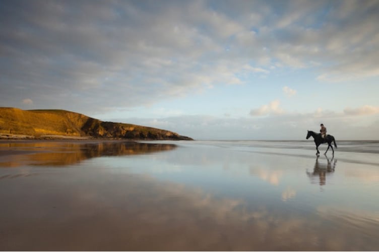 Tony Worobeic shares techniques on capturing the UK coastline's beauty, mood, and minimalism with NRPS members.