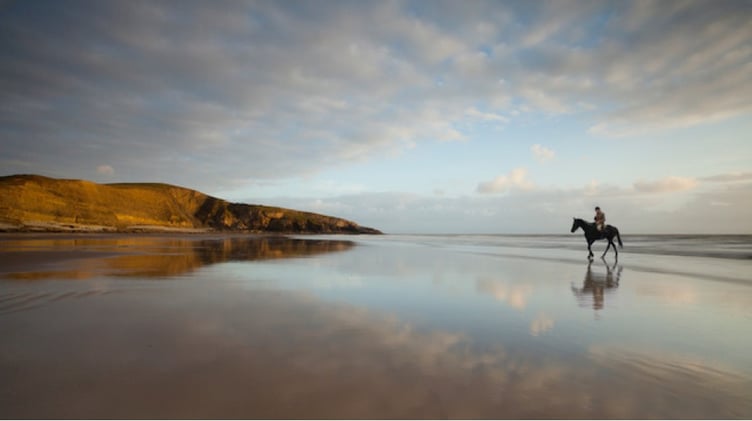 Tony Worobeic shares techniques on capturing the UK coastline's beauty, mood, and minimalism with NRPS members.