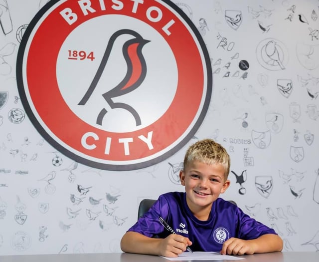 Youngster Robbie signs for Bristol City Academy 