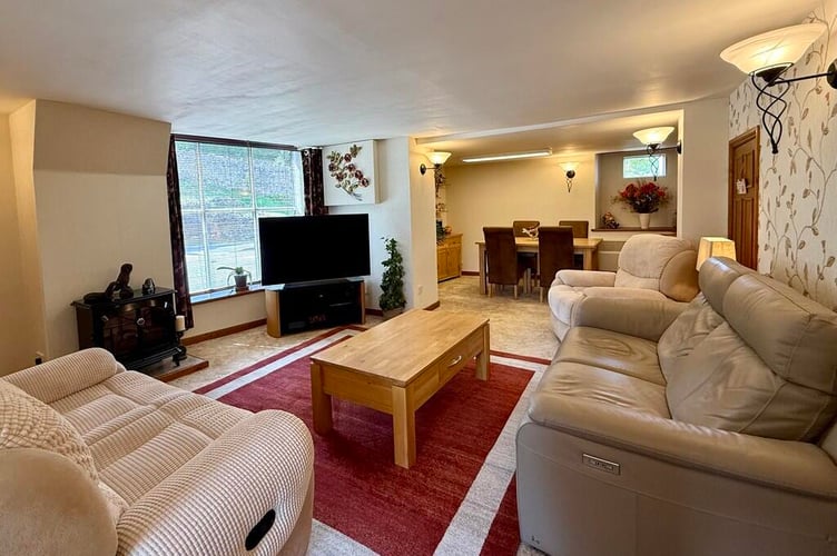 Sitting room/dining room