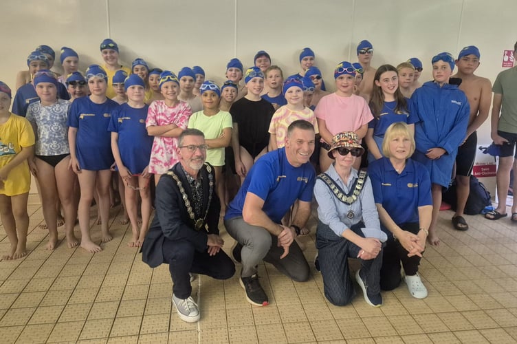 Martyn Plant Mayor Midsomer Norton Town Council met with the local squads of Team Bath AS during their race night. 