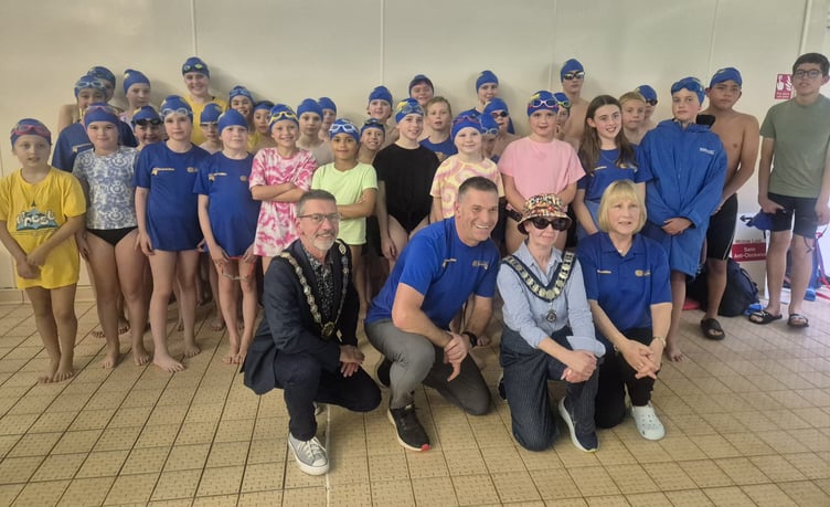 Martyn Plant Mayor Midsomer Norton Town Council met with the local squads of Team Bath AS during their race night.