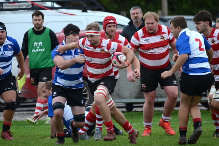 Midsomer Norton (red hoops) in action