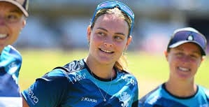 England's Dani Gibson signs extended contract