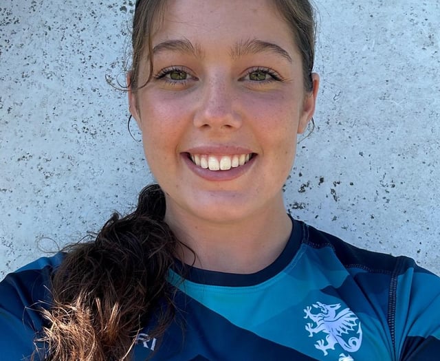 Bea Willis 'excited' at signing first professional contract 