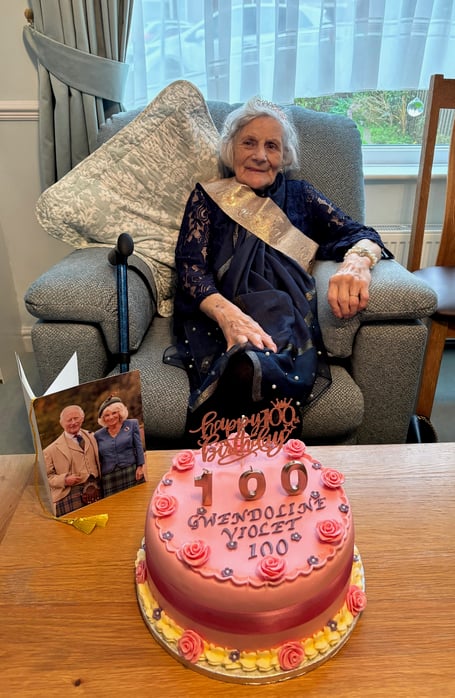 Gwendoline Chivers is pictured with her 100th birthday cake and card from the King