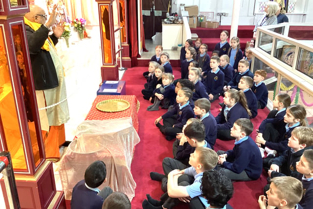 Peasedown pupils visit Hindu Temple