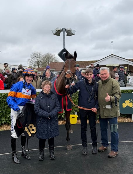 Aimee Sparkes was overjoyed to meet jockey Harry Cobden (left), Pourquoi Pas Papa, and champion trainer Paul Nicholls (right)
