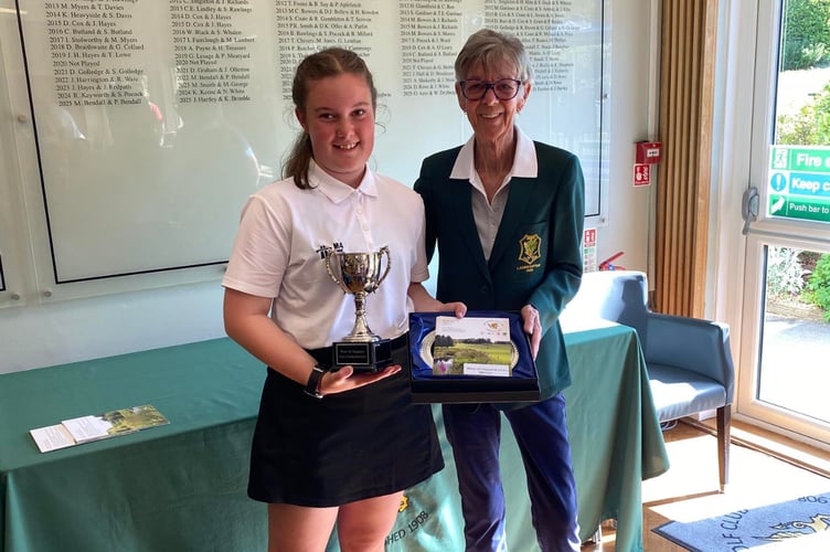 Picture of winner, Lauren Cowley and Ladies club captain Alison Kay.