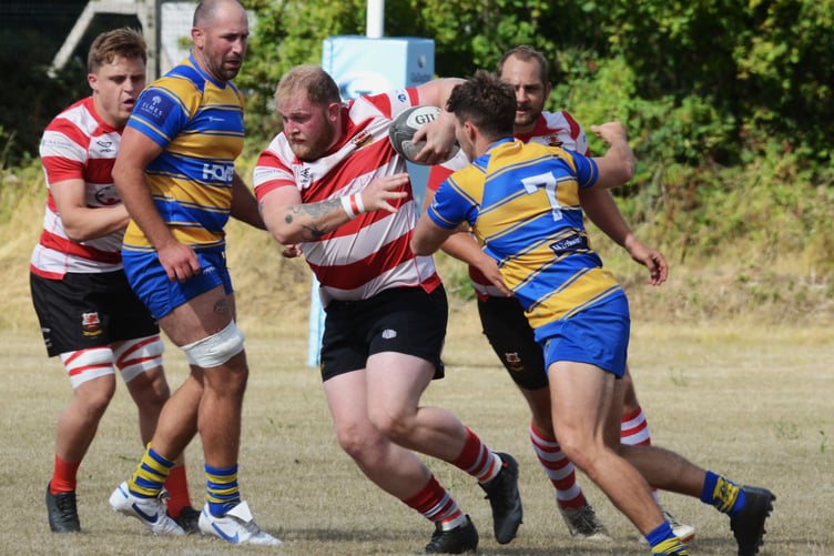 Midsomer Norton (red hoops) in action