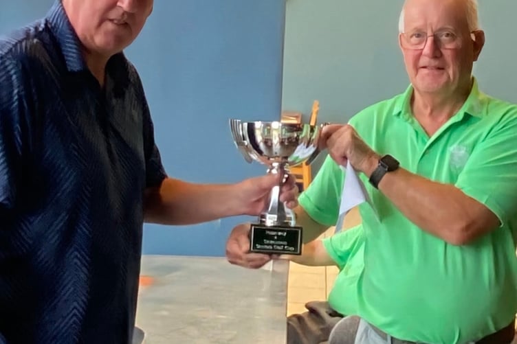 Roger Jack (left), captain of Twickenham, presents the Twickenham/Fosseway Cup to home captain Alan Jones