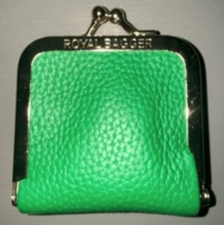 The green pouch in which the diamond ring was kept.